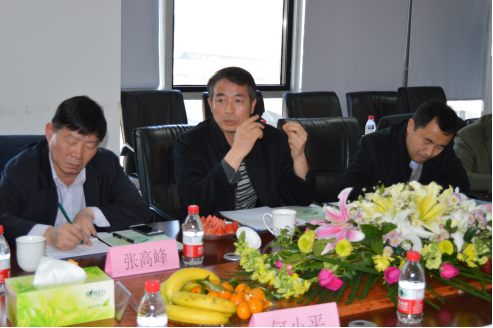 北京市工商聯(lián)佘運副主席(中)、張峰處長(左)，北京市統(tǒng)戰(zhàn)部曹杰處長(右)