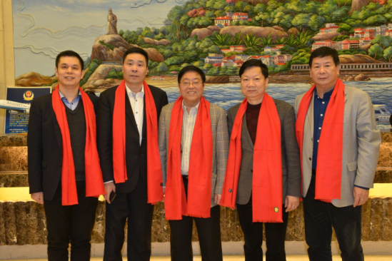 仟億達(dá)集團(tuán)董事長鄭兩斌（左一）、陜西廈門商會會長陳信雄（左二）、與廈門市人原副主任汪興裕（正中）、廈門駐京辦主任王飛（右二）廈門企業(yè)商會會長蔣清林（右一）