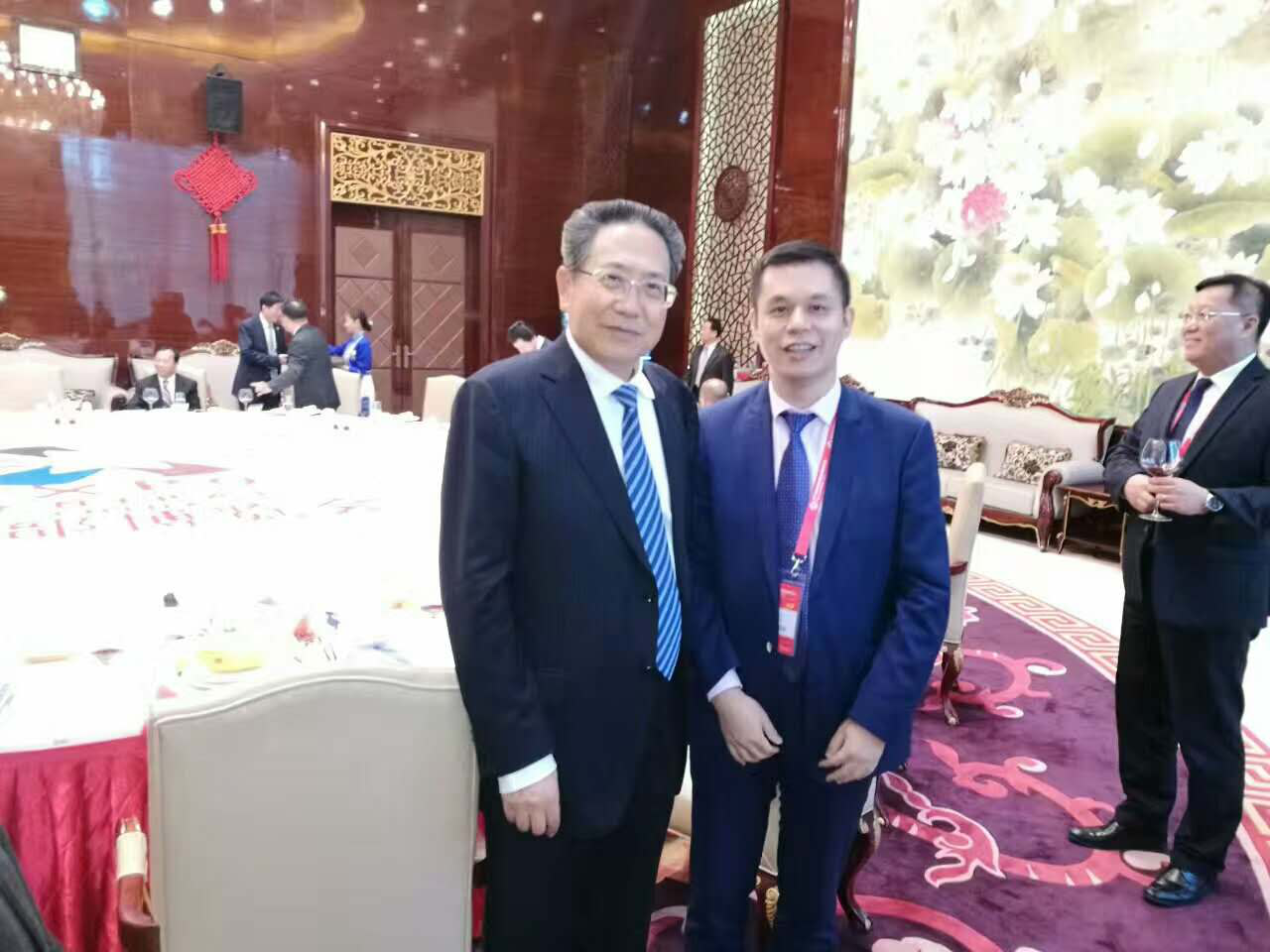 安徽省委書記、省人常委會(huì)主任李錦斌（左）仟億達(dá)集團(tuán)董事長鄭兩斌（右）與合影留念