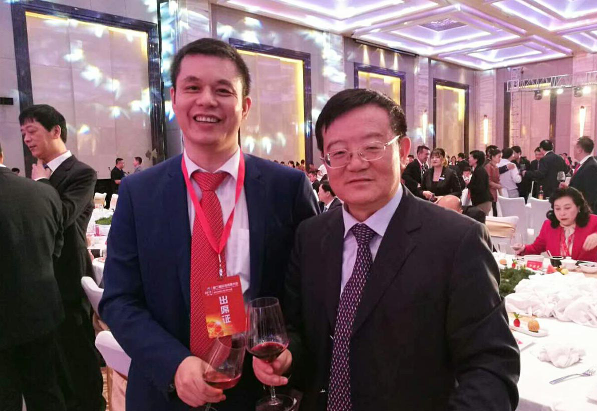 全國工商聯(lián)黨組書記、常務副主席徐樂江（右）與仟億達集團董事長鄭兩斌（左）