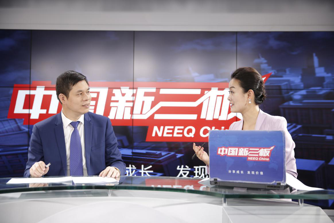 仟億達(dá)集團(tuán)董事長鄭兩斌先生與主持人對(duì)話現(xiàn)場