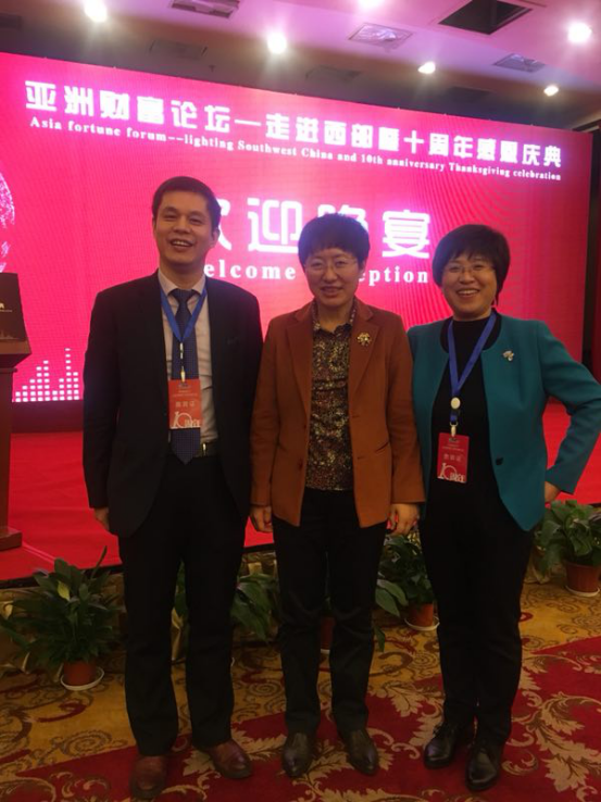 仟億達(dá)集團(tuán)董事長鄭兩斌先生（左）與山東省副省長兼山東工商聯(lián)主席王隨蓮（中）、山東省工商聯(lián)副主席孫美菊（右）